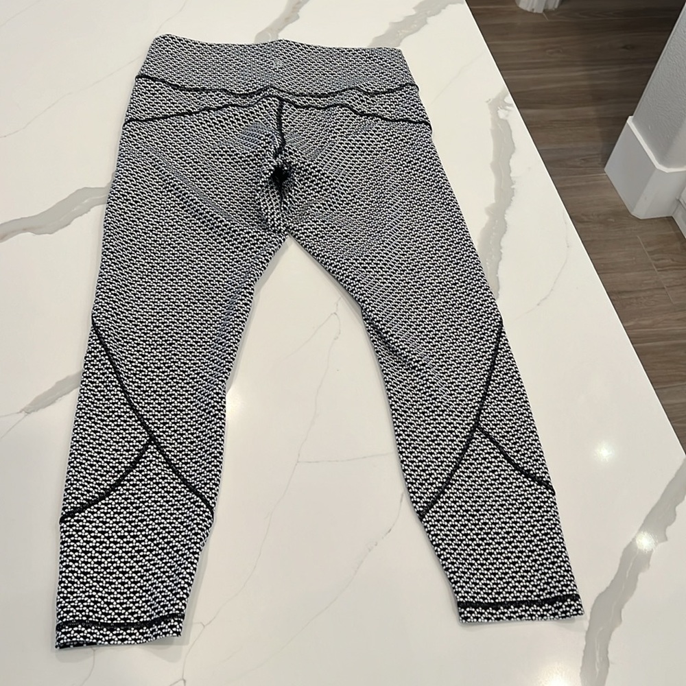 Lululemon In Movement 7/8 Tight 
Activewear Monochromic Black 12